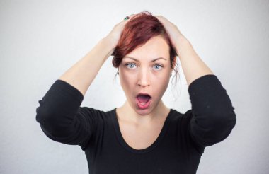 Beyaz bir arka planda st sürpriz bir ifade ile genç kız