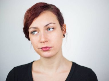 Genç bir kızın yüzü ve elleri onun fikri gösterilen ifade