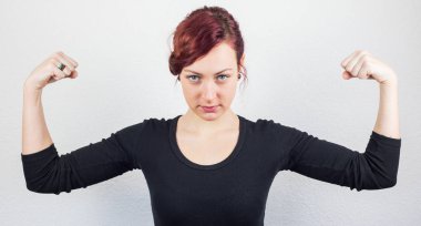 Genç bir kız, bir gülümseme ile kollarını, açtı onun pazı gösterir bir