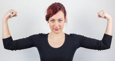 Genç bir kız, bir gülümseme ile kollarını, açtı onun pazı gösterir bir