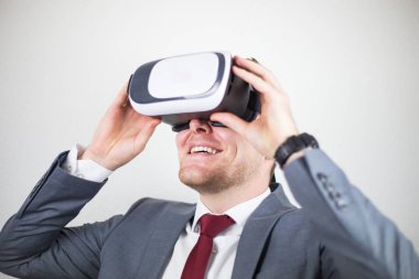 Bir işadamı bir takım, gözünü sanal gerçeklik gözlüklerle