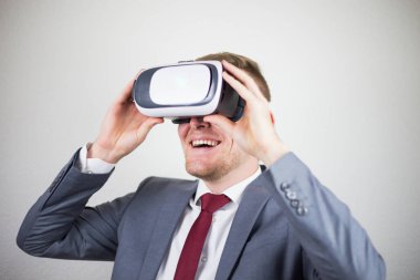 Bir işadamı bir takım, gözünü sanal gerçeklik gözlüklerle