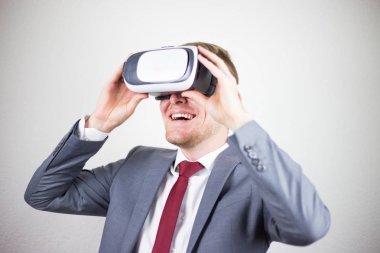 Bir işadamı bir takım, gözünü sanal gerçeklik gözlüklerle