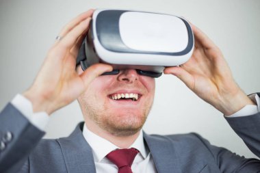 Bir işadamı bir takım, gözünü sanal gerçeklik gözlüklerle