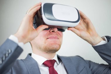 Bir işadamı bir takım, gözünü sanal gerçeklik gözlüklerle