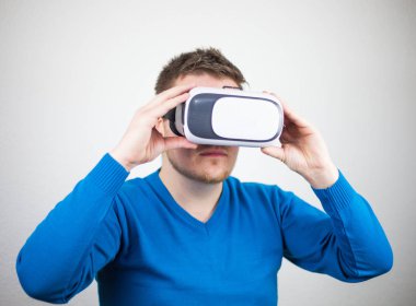 Sanal gerçeklik gözlüklü bir adam teknoloji zevk ve gözlük, beyaz arka plan, studio izlerken