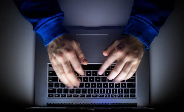 Számítógépes bűnözés, a laptop hacker, írja kódok jogosulatlan hozzáférés — Stock Fotó