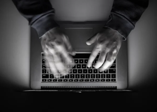 Cibercrime, um hacker de laptop, escreve códigos para acessar não autorizados — Fotografia de Stock