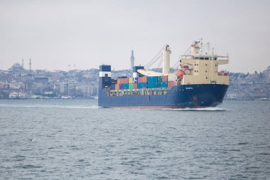 Uzaktan deniz ile bir kargo gemisi yelken, Goo teslim