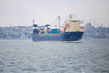 Uzaktan deniz ile bir kargo gemisi yelken, Goo teslim