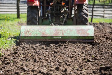 Traktör dünyanın çöp ve bahar Ekim için hazırlar.