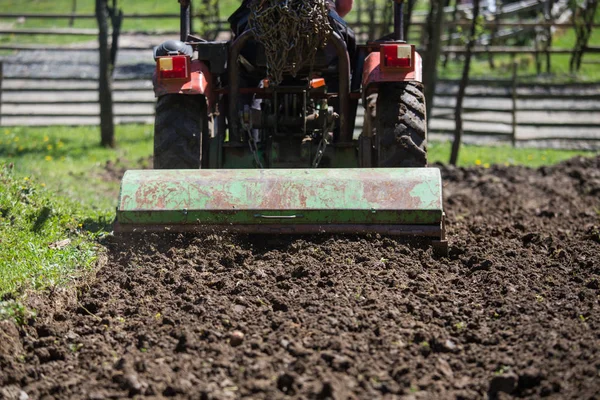 O trator destrói a terra e a prepara para a semeadura de primavera . — Fotografia de Stock