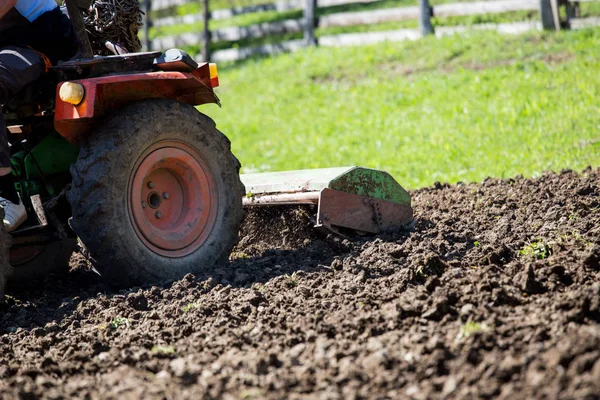 Il trattore distrugge la terra e la prepara per la semina primaverile . — Foto Stock