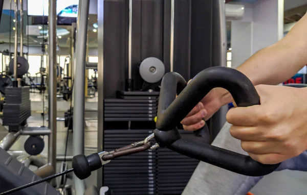 Pesos corporais e halteres para braços, pernas e bíceps musculação, tríceps e peito, costas. Academia moderna para treinamento todos os dias . — Fotografia de Stock