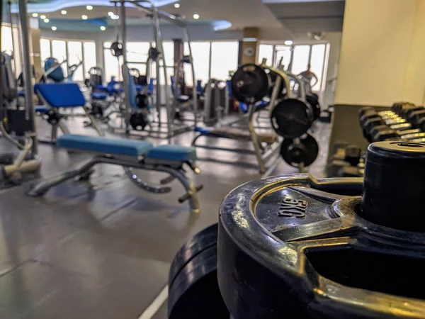 Pesos corporais e halteres para braços, pernas e bíceps musculação, tríceps e peito, costas. Academia moderna para treinamento todos os dias . — Fotografia de Stock