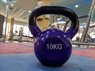 Kollar, bacaklar, vücut geliştirme kasları, kol ve göğüs kasları için vücut ağırlıkları ve dambıllar. Her gün antrenman için modern spor salonu.