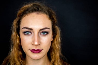 Portre, güzel kız, makyaj, gülücük siyah arka plan, makyaj, pudra, göz farı, rimel, ruj, göz farı