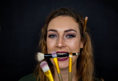 Portre, güzel kız, makyaj, gülücük siyah arka plan, makyaj, pudra, göz farı, rimel, ruj, göz farı