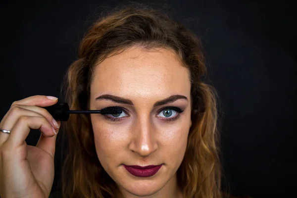 Retrato Hermosa Chica Maquillaje Con Sonrisa Posando Sobre Fondo Negro —  Fotos de Stock