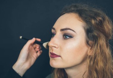 Portre, güzel kız, makyaj, gülücük siyah arka plan, makyaj, pudra, göz farı, rimel, ruj, göz farı