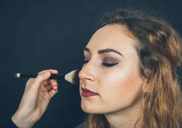 Porträt Schönes Mädchen Make Mit Lächeln Posiert Auf Schwarzem Hintergrund — Stockfoto