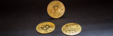 sanal para birimi bitcoin, siyah arka planda altın para, gerçek para olarak kağıt para