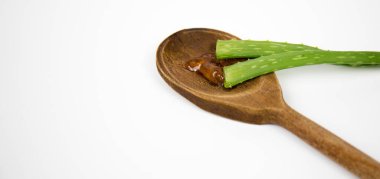 Aloe vera taze yapraklar dilimleri ve jeli tahta kaşık. beyaz bitti izole. Aloe vera sağlık ve güzellik için kullanılan popüler tıbbi bir bitkidir.