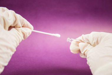 Laboratuvar örnekleri, ilaç, virüs testleri, koruyucu tıbbi ekipmanlar, test tüpü, korona virüsünü durdurun.