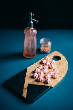 Kesme tahtası üzerinde pembe şekerleme