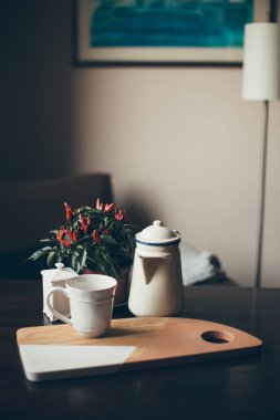Çaydanlık ve kupa odadaki masada.
