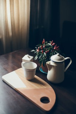 Çaydanlık ve kupa odadaki masada.