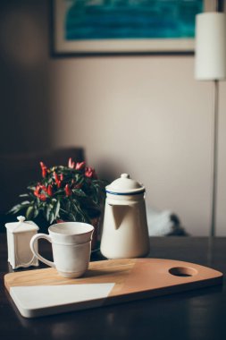 Çaydanlık ve kupa odadaki masada.