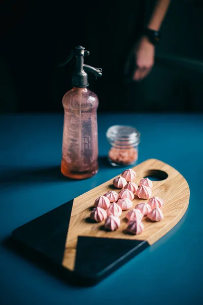 Ροζ marshmallows σε ξύλο κοπής — Φωτογραφία Αρχείου