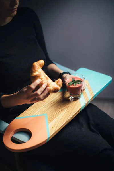 DONNA Mangiare croissant — Foto Stock