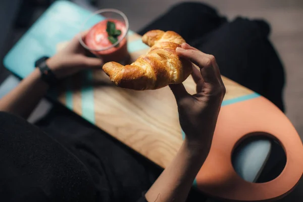 女性食べるクロワッサン — ストック写真