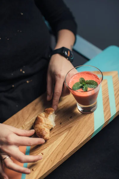 WOMAN Comer croissant — Fotografia de Stock