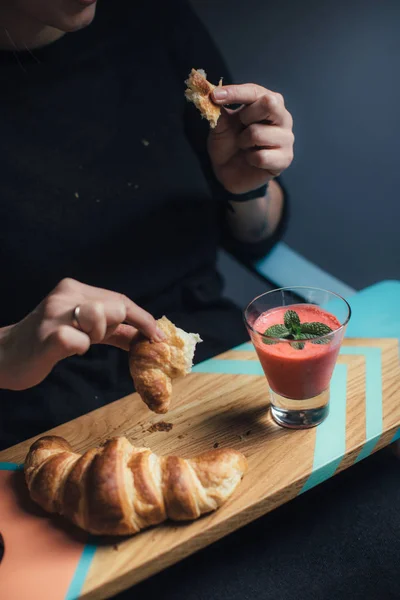 DONNA Mangiare croissant — Foto Stock