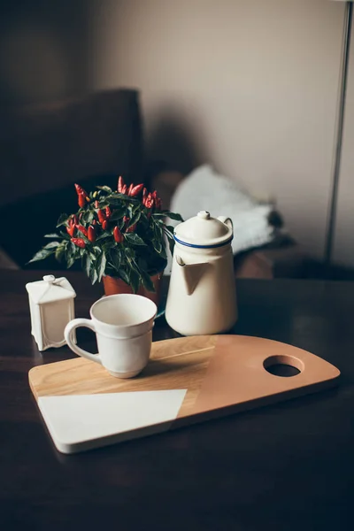 ティーポットとテーブルの上のカップ — ストック写真