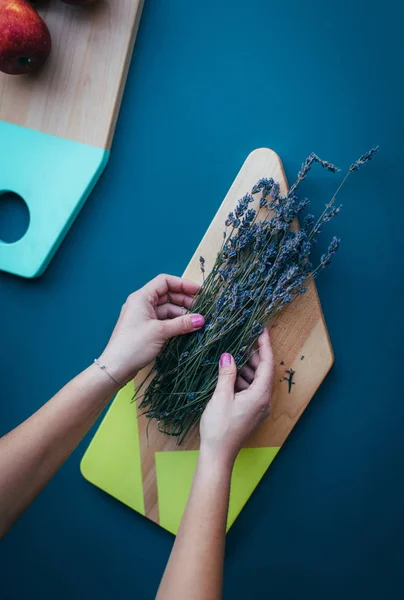 Woman put herbs on cutting board — Stock Photo, Image