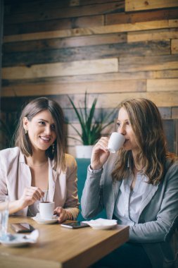 Masada oturan ve kahve içme kızlar