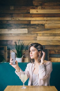 Masada oturan ve smartphone kullanarak kız