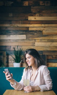 Masada oturan ve smartphone kullanarak kız