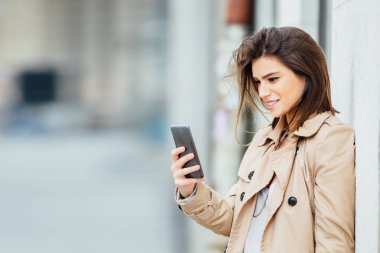 Akıllı telefon kullanan kız 