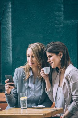 Kadınlar interacring birbirimizi 