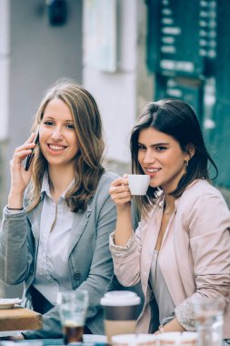 Kadınlar interacring birbirimizi 