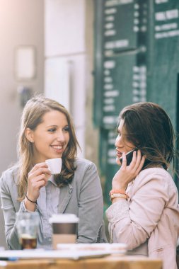 Kadınlar interacring birbirimizi 