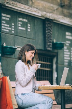 kafede oturan kadın  