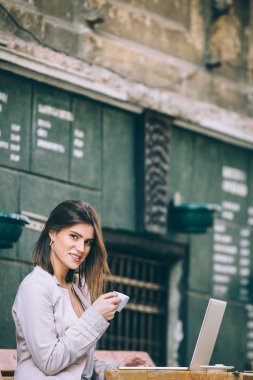 kafede oturan kadın  