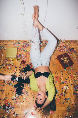 Noel partisi katta döşeme kız 