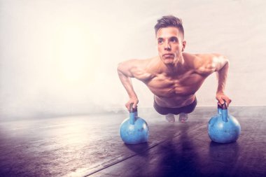 Push-up egzersiz yapan erkek 